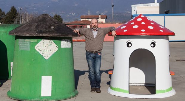 Da disoccupato si inventa un lavoro: dalle "campane" crea casette-gioco Emilio le vende in tutto il nord Italia