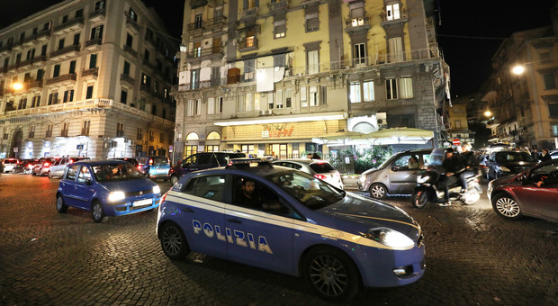 Napoli, spinge una donna per rubarle lo smartphone: arrestato rapinatore