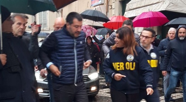 Frosinone, Salvini scalda la piazza di Veroli tra stoccate e selfie