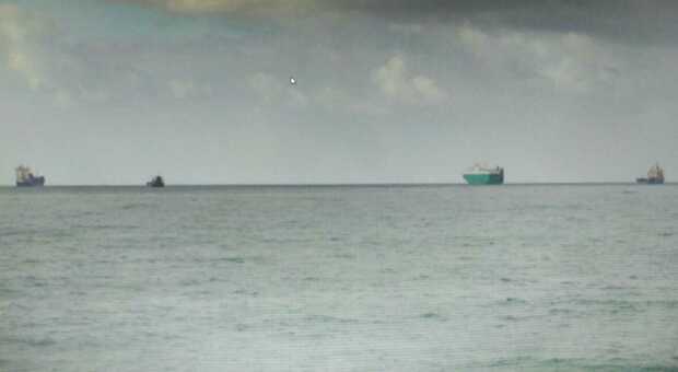 I 212 container di rifiuti nel Golfo di Salerno, a Serre si alza la protesta