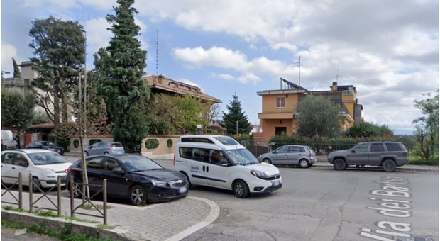 Incidente mortale in via Casetta Mattei, pedone travolto dopo uno scontro tra auto e moto