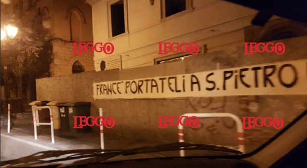 Migranti Diciotti a Rocca di Papa, striscione contro il Pontefice: «Francé portateli a San Pietro»