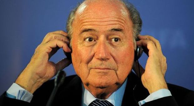 Mondiali 2022, Blatter «Errore assegnarli a Qatar, troppo caldo. Ora giocare d'inverno»
