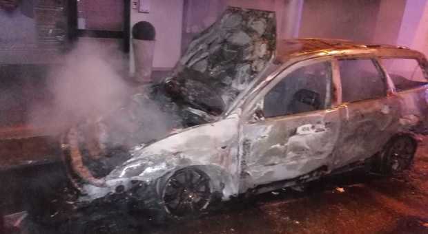 Notte di fuoco ad Aradeo: due auto distrutte dalle fiamme