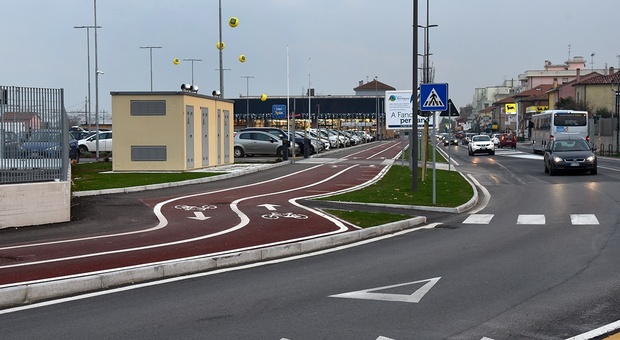 La pista ciclabile accanto al supermercato Eurospin