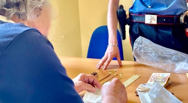 Truffa agli anziani, falsa direttrice delle Poste si fa consegnare soldi e gioielli da una 91enne di Sorrento
