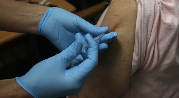Vaccinati infettati dal Covid, il contagio è più difficile: «Virus si ferma nel naso per pochi giorni»
