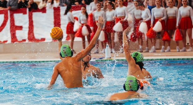 Un'azione del torneo Licei in vasca organizzato nella piscina Scandone