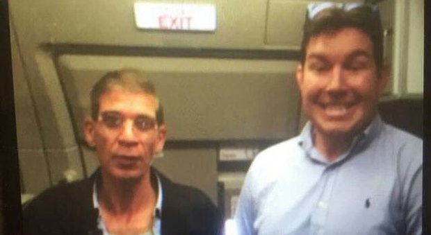 Egyptair, parla l'inglese del selfie con il dirottatore: «Ma non ditelo alla mia mamma»