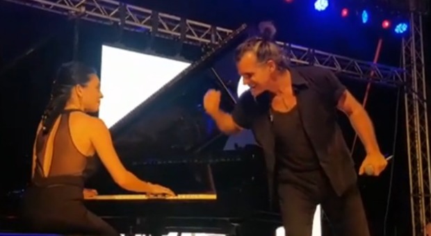 Piero Pelù e Gianna Fratta si sposano: il primo duetto insieme tra il re del rock e la direttrice d'orchestra