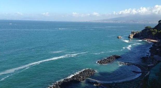 Allarme mare, schiuma e mucillagine nel Golfo di Napoli: "Le acque più sporche"