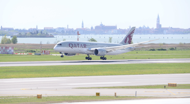 Un aereo della Qatar Airways in atterraggio al Marco Polo