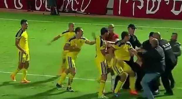 Rissa tra giocatori e tifosi: sospeso il derby Maccabi-Hapoel