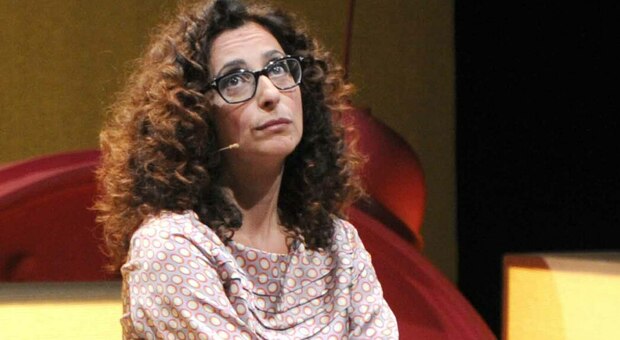 Teresa Mannino co-conduttrice a Sanremo 2024, chi è l'attrice comica di Zelig? L'ex marito, il tradimento, il compagno, la figlia e la carriera