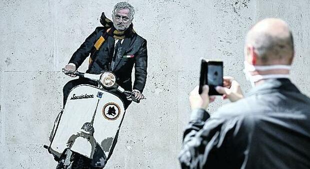 Mourinho si è chiuso in casa dopo l'esonero. Migliaia di messaggi dai tifosi, per lui offerte da Spagna e Arabia