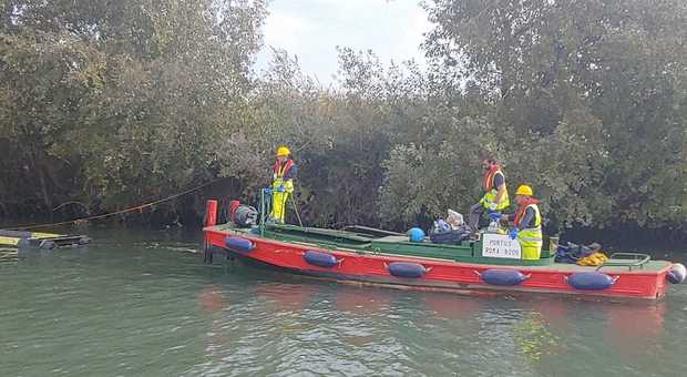 Fiumicino, presentata diga “cattura-rifiuti”: ripulirà il Tevere prima che sfoci a mare
