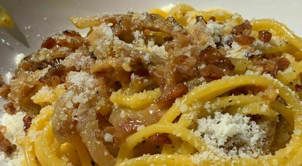 «Crema, funghi e pollo nella carbonara? Basta! La togliamo dal menu»: la decisione del ristorante italiano a Londra