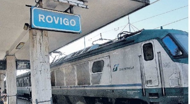 Macchinista aggredito alle spalle mentre fa le manovre di fine corsa: marocchino si barrica in sala macchine con un bastone. Arrestato Macchinista aggredito alle spalle mentre fa le manovre di fine corsa: marocchino si barrica in sala macchine con un bastone. Arrestato