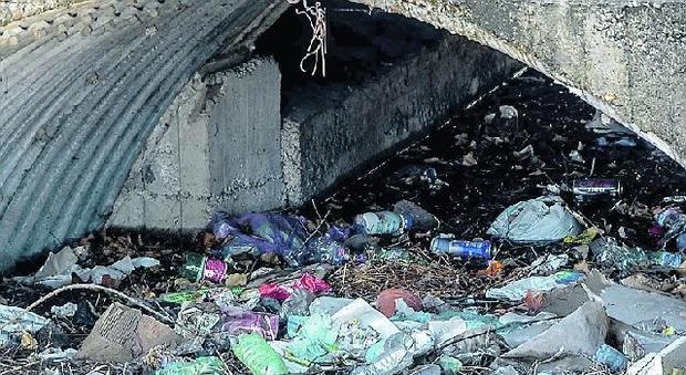 Ostia, rifiuti e discariche: i canali di scolo sono al collasso