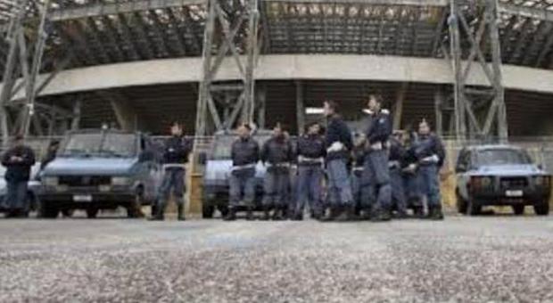Renzi: "I club di calcio paghino gli straordinari della polizia". Le società pensano allo sciopero