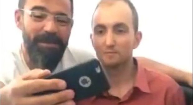 Selfie con il serial killer dopo l'arresto: poliziotti nei guai