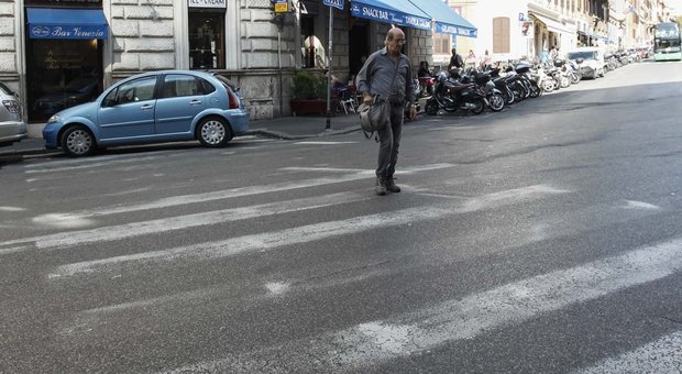 Roma, allerta strisce pedonali: «Otto su dieci invisibili»