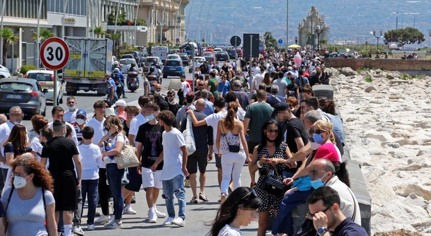 Covid in Campania, oggi 388 positivi e cinque morti: l'indice di contagio scende al 2,98%