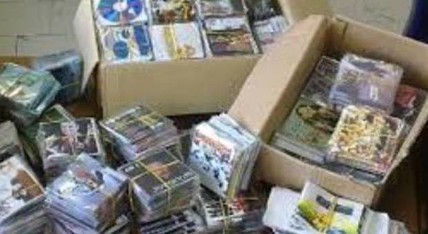 Maxi-blitz in un deposito a piazza Garibaldi: sequestrati 12mila cd contraffatti