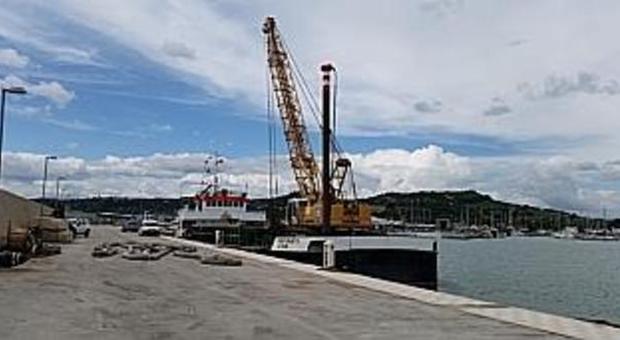 La draga all'interno del porto di Porto San Giorgio