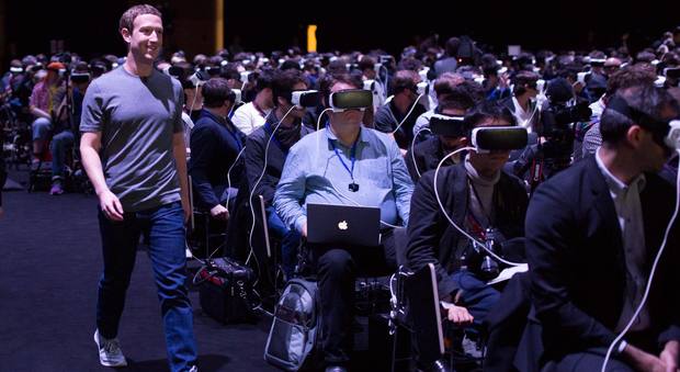 Zuckerberg cammina, la folla di "robot" con i visori non si accorge di lui: e sul Web scoppia il caso