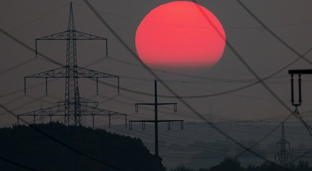 immagine Amazzonia, il sole rosso sopra i cieli dopo gli incendi in Brasile