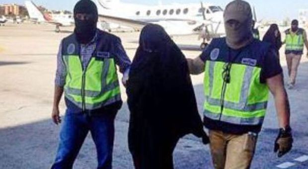 Spagna, la quattordicenne fermata mentre parte per l'Iraq. Reclutata dagli jihadisti: «Ha subito il lavaggio del cervello»