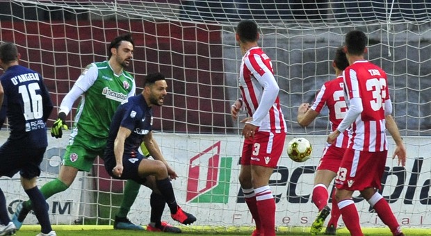 Un gol durante Vis Pesaro-Samb del 14 marzo scorso: al Benelli finì 1-3