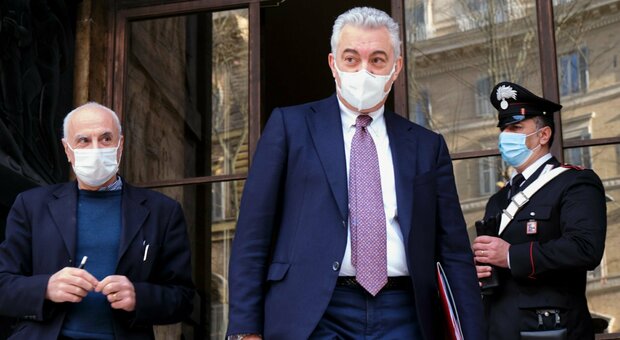 Covid, mascherine pericolose dalla Cina: la Procura chiede 1 anno e 4 mesi per l'ex commissario Domenico Arcuri