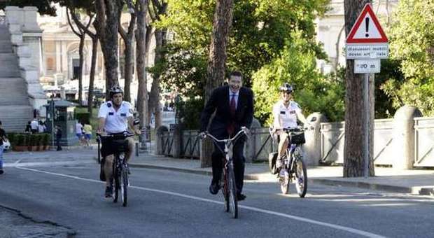Marino in bici in Campidoglio «Grande emozione, al servizio della città