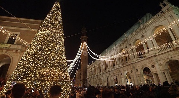 In piazza dei Signori è illuminata dall'albero di Natale e dalla cascata di luci
