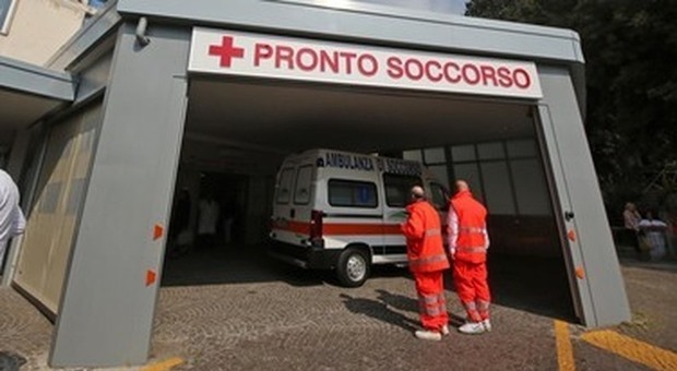 Napoli Colli Aminei, danneggia la porta del pronto soccorso e aggredisce un vigilante: denunciata 55enne