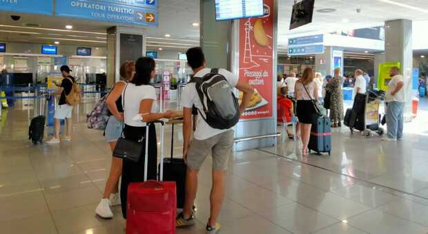 Milano-Brindisi, volo cancellato: i passeggeri restano in aeroporto. Pronto il rimborso/Ecco come fare