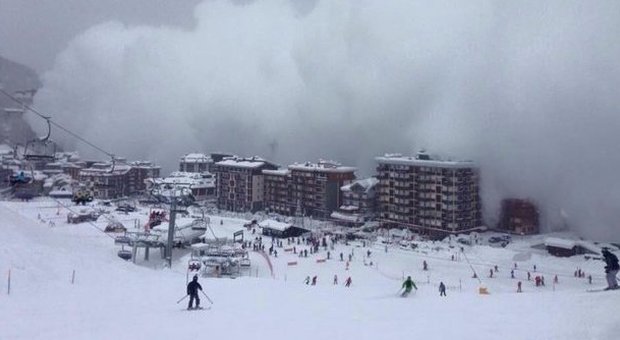 Valanga sfiora Cervinia, case avvolte ​da una nube di neve. Le foto choc