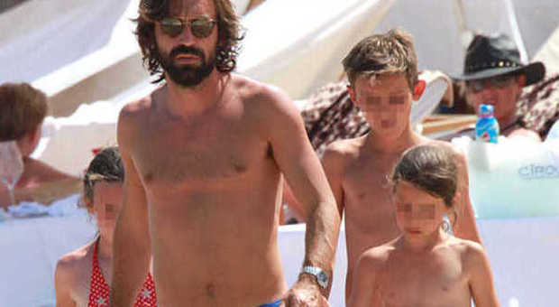 Andrea Pirlo, vacanze da single a Ibiza con i figli e gli amici