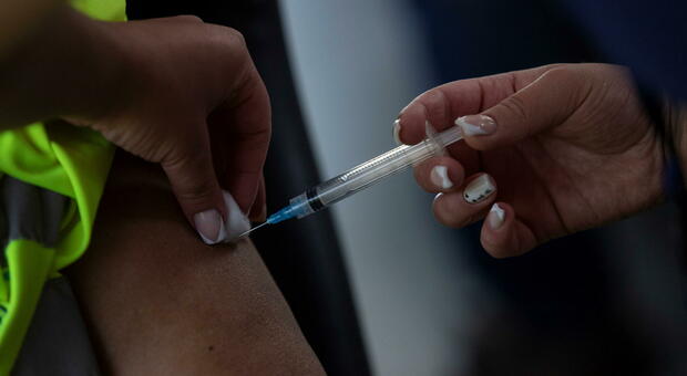 Vaccino, con la seconda dose effetti collaterali più pesanti: «Febbre, nausea e brividi». Ecco perché