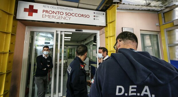 Roma, No Green pass devastano un pronto soccorso: 4 feriti. «Infermiera colpita con una bottigliata in testa»