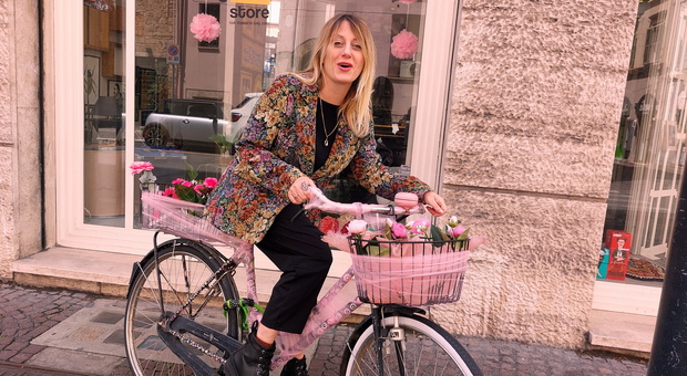 Terni pedala con il Giro d'Italia in maglia rosa: partenza dell'ottava tappa e la città esplode