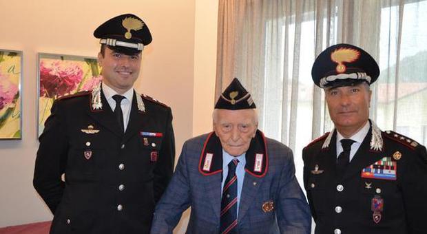 Giuseppe Bonato festeggiato dai due comandanti dell'Arma