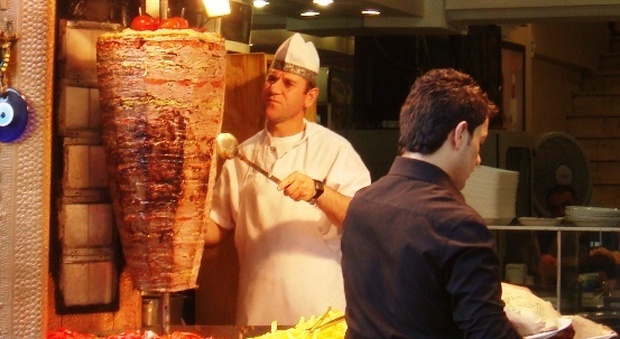 Il Comune tira il freno: basta nuovi kebab e simili in centro