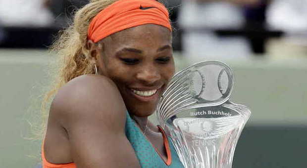 Serena Williams si "coccola" il trofeo