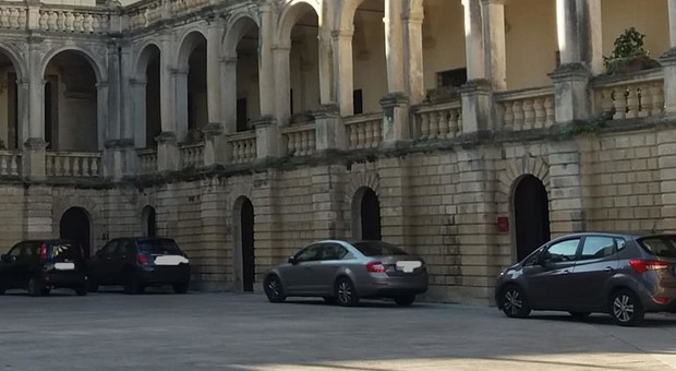 Lecce: dopo il presepe, al Duomo torna il "solito" parcheggio