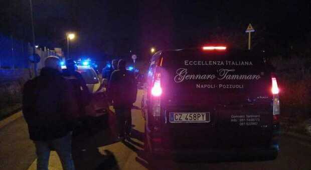 Reagisce alla rapina, sperona e uccide i due rapinatori in scooter a Marano di Napoli
