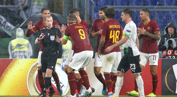 Roma fermata dall'arbitro Collum: rigore inesistente al Borussia, finisce 1-1