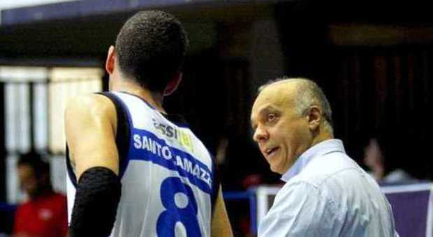 Il coach Garelli e la guardia Santolamazza: ancora insieme il prossimo anno